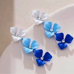 🤍💙NWT-Ombré Blue Flower Dangle Earrings🤍💙
